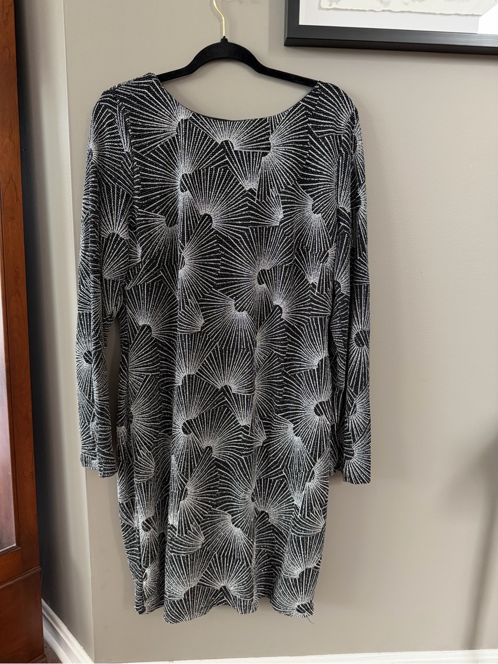 Charlotte Russe Sparkling Long Sleeve Dress w Radiating Fan Pattern. Size 2X